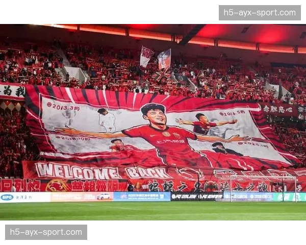 安联球场南看台巨型Tifo致敬已故传奇贝肯鲍尔